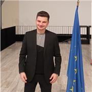 Formateur expérimenté en informatique ayant enseigné dans plusieurs universités, propose des cours d'anglais aussi pour étudiants et adultes en ligne.